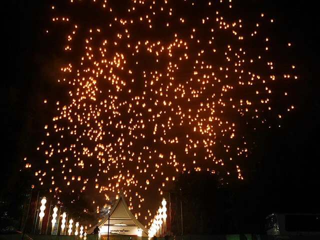 会場の外の土手から見たコムローイ一斉上げ