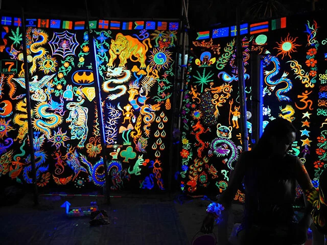 発光塗料でボディペイント