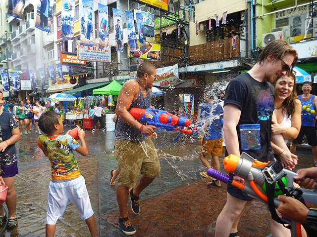 バケツに入った氷水はかなり冷たく攻撃力大！