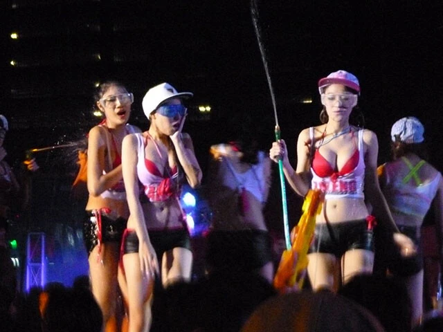 夜遊びエリアではセクシーレディーがホースで水かけ!