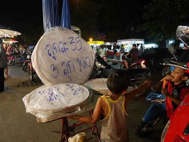 チェンマイの街中で売られるランタン