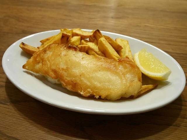 キツネ色に揚がったフィッシュ&チップスにレモンを添えて