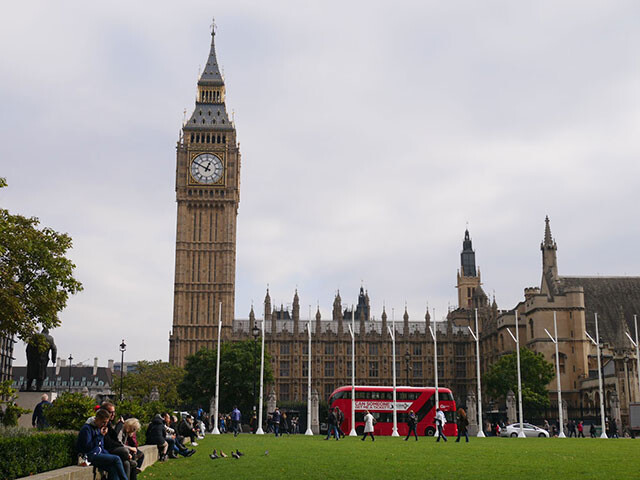 イギリス最大の時計台「ビッグ・ベン」と２階建てバス