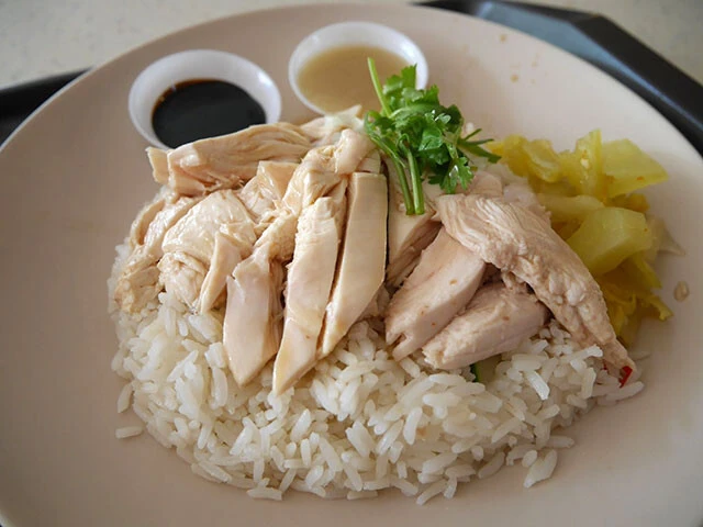 チョンバルマーケットのフードコートで食べた海南鶏飯。ダークソイソース(左)とショウガソースが添えられています