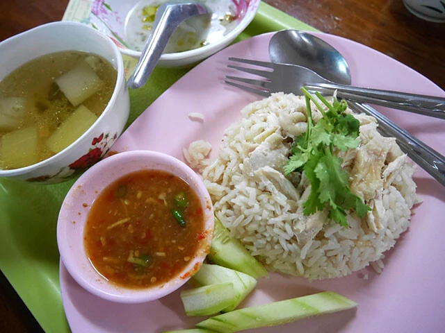 ラオスからタイへ国境越えした時に食べたカオマンガイ。甘辛味噌のタレが添えられています