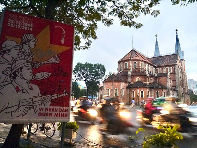 ホーチミンの街中。奥に見えるのはサイゴン大教会