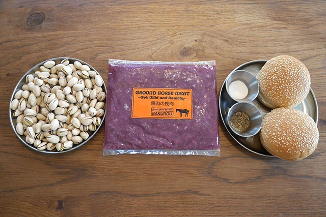 材料：ピスタチオ、馬肉、塩、胡椒、バンズ
