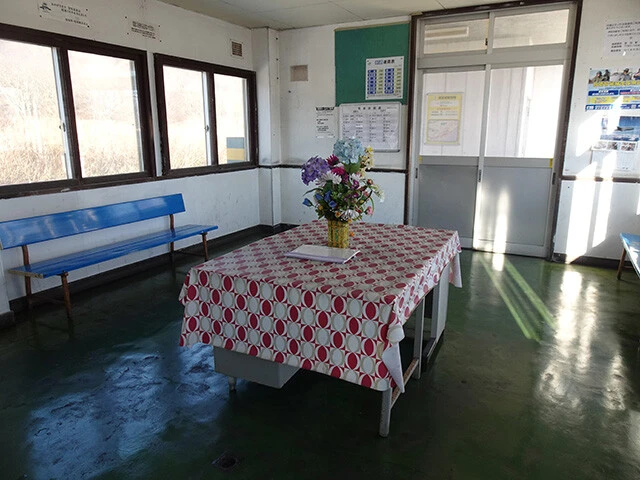 テーブルには造花と無人駅ではおなじみの駅ノート。ノートには鉄オタの書き込みがたくさん