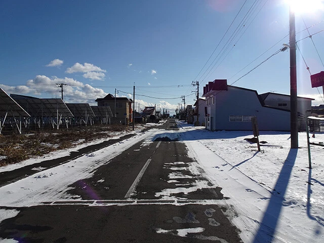 駅前通りを眺めると、左手にはどーんとソーラーパネル