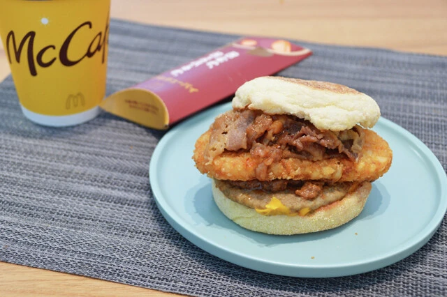 男なら朝からバカ活しようぜ！　ビーフシチューパイのうまみを生かしたがっつり系朝マックが絶品です！「ビーフシチュー仕立てのがっつりマフィン」【B級フード研究家・野島慎一郎のバカレシピ】