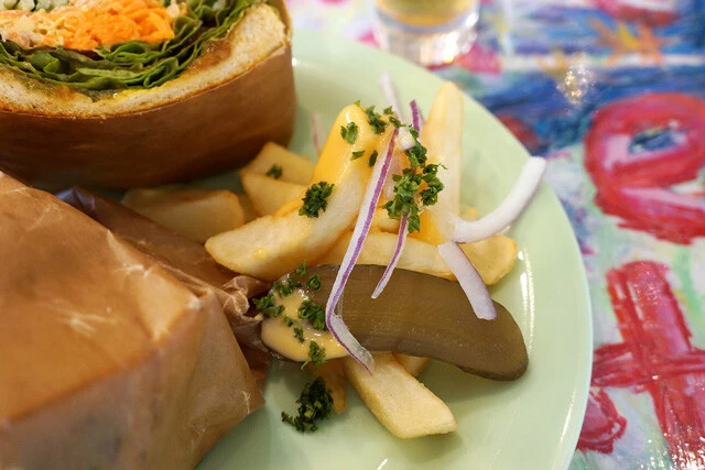 チーズソースのかかったポテトやピクルスもいいつまみ