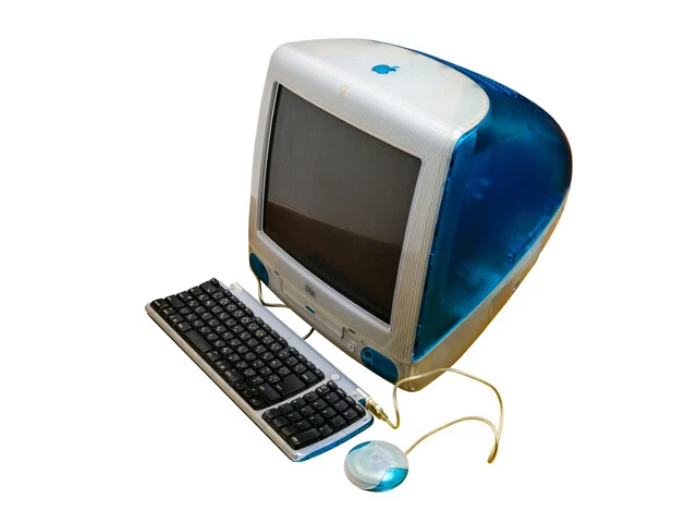 iMac G3　スケルトン端末の商品名は「i」と「e」が大定番でした！　iPhone、iPadといった、現在まで続くApple製品のi〇〇が生まれたのもiMacから。それまでは、e-〇〇が主流でした。ちなみに、NTTドコモの携帯電話向けのネットサービス「i-mode」は、iMac発売の翌99年から開始されました