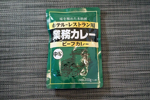 業務カレー　価格／84円　辛さ／中辛・辛口　内容量／200g　オススメ度★★★★★　王道にして至高。ニンジンやタマネギがしっかり入っていて牛肉のうまみも凝縮。家のカレーのようなウマさ。辛口は後味のスパイス感が、あのジャワカレー風味なのは、びっくり！