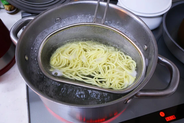 (2)ゆでる! 鍋にたっぷりのお湯を沸かし、つけ麺専用中華麺をゆでる。麺は2玉までがオススメ。ゆで上がったらザルなどで湯切りし、さらに熱湯をかけると麺のぬめりを取ることができる