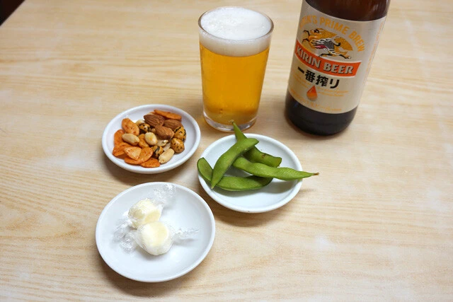 「ビール(中ビン)キリン」(580円)、「おつまみセット」(100円)