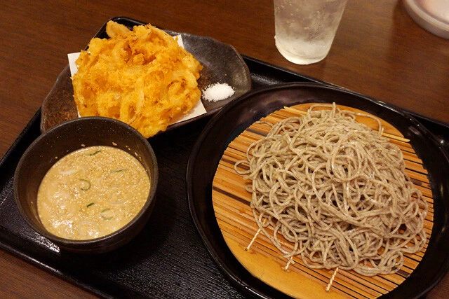 「胡麻ダレつけそば」(650円)と「かき揚げ」(200円)