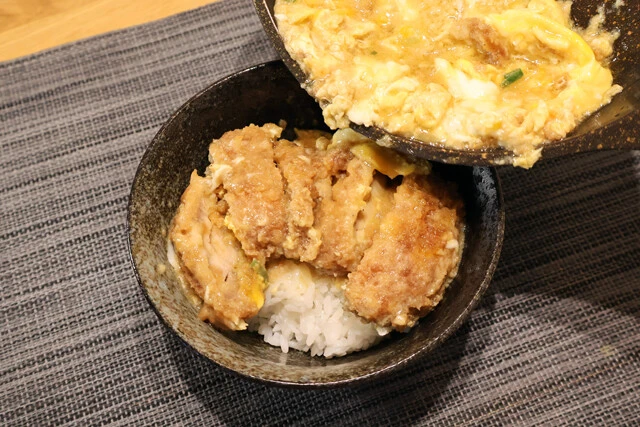 （４）盛る！　丼にご飯を盛り、（３）を盛れば完成。今回は仕上げに青ネギだけ散らしたが、好きな具材を添えるのもアリ。天一のトッピングメニューにあるものならだいたい合う。お試しあれ！