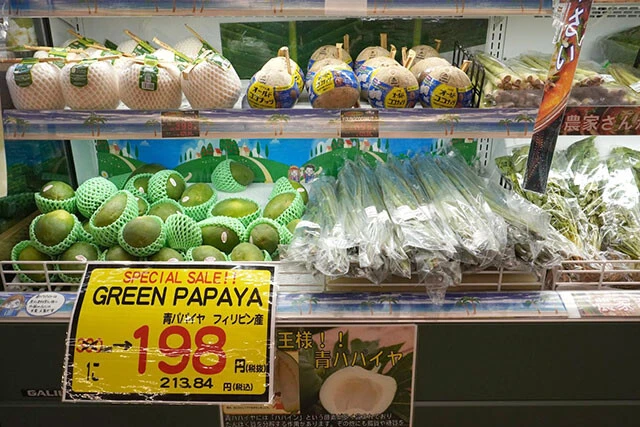 丸ごとココナッツ、青パパイヤ、レモングラス、立派なパクチーなど