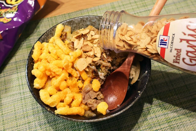 (5)カスタム! チーズ+牛丼+バターにガーリック+ザクザク食感というジャンクさがたまらないが、さらにフライドガーリックを足すと中毒性抜群なキング・オブ・ジャンクフードに大進化!
