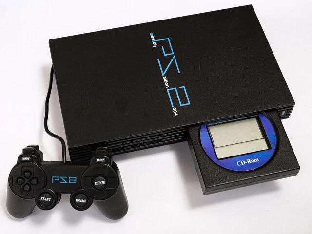 実は据え置き型（!?）もありました！　ディスクトレー内にゲーム画面が配置されたプレステ2風の据え置き型マシン。ロゴをよく見ると「miniPoly Station 2004」と書かれていて、その略称がPS2。コントローラーの右側ボタンは普通のPS2では4つあるはずが、回転の大きなボタンひとつのみという潔さ