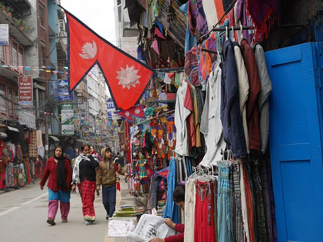 ネパール国旗が印象的な本場カトマンズの街中
