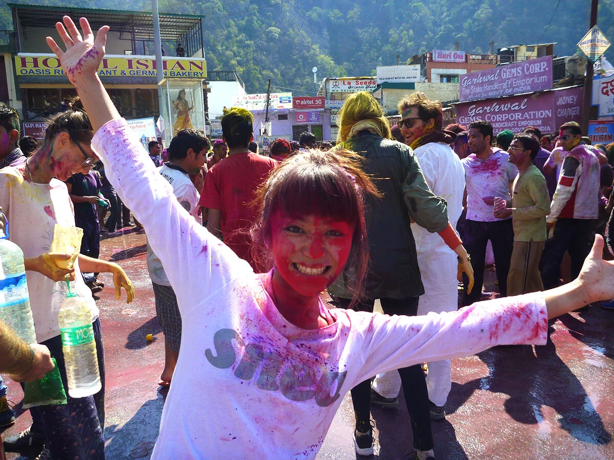 インドで撃たれて血まみれに...、ではなくホーリー祭で色粉まみれの旅人