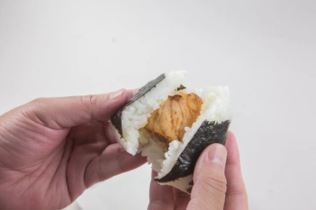 さけはフレーク状のものでなく、大判の切り身が入り、こだわりが感じられる