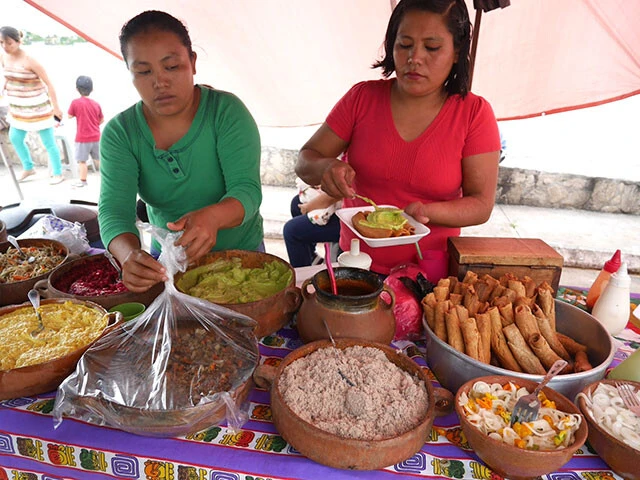 揚げたトルティーヤが作り置きされている