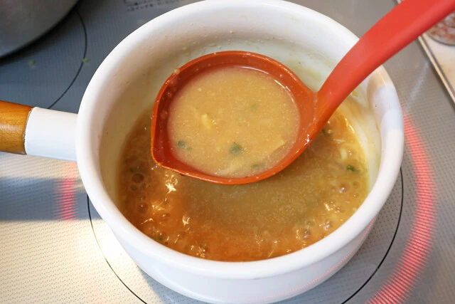 （４）とろみ！　スープを鍋に移して軽く加熱し、水溶き片栗粉を加えてよく混ぜる。再び加熱してとろみがついたら添付の香味油を足せば味噌ソースの完成。ドピュッとぶっかけて食べよう！