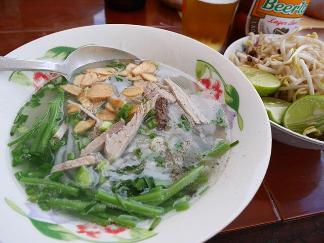 ラオスの国民食「カオピヤック・セン」（結局ここでもビール飲んでるけど私）