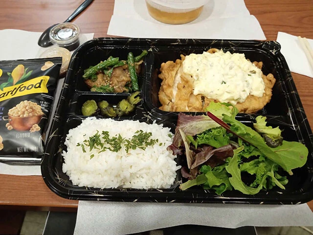 おにぎりやチキン南蛮などちゃんと日本人向けの内容（体験者提供）