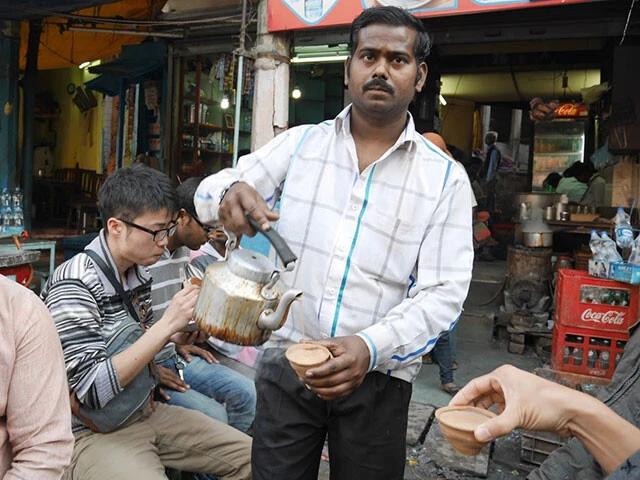 チャイは素焼きの器で提供され飲み終わったら叩き割る