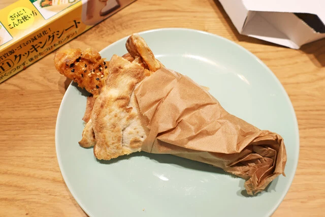 (3)束ねる! クッキングシートを使って(2)を花束のように束ねよう。次の手順でチーズソースを流し込むため、こぼれてこないようにシートは大きめに使い、固く束ねるのがポイントだ