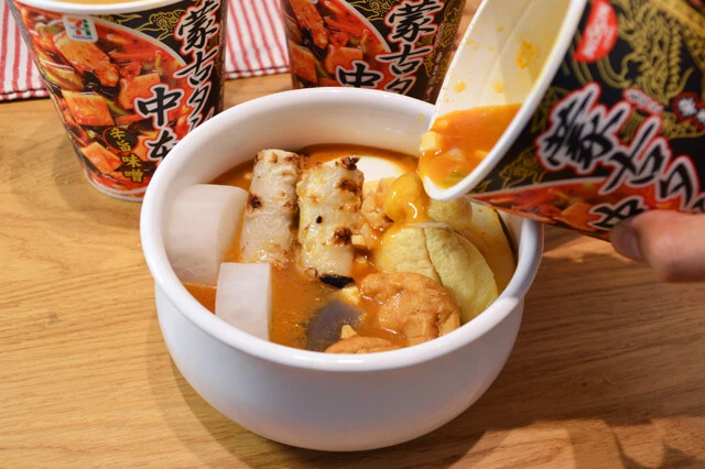 (3)煮込む! おでんの具を鍋に入れ、(2)のスープを注ぎ、焦げつきや吹きこぼれに気をつけながら弱火でじっくり煮込む。20~30分で一度火を止め、少し寝かせると味がシミシミで激ウマ!