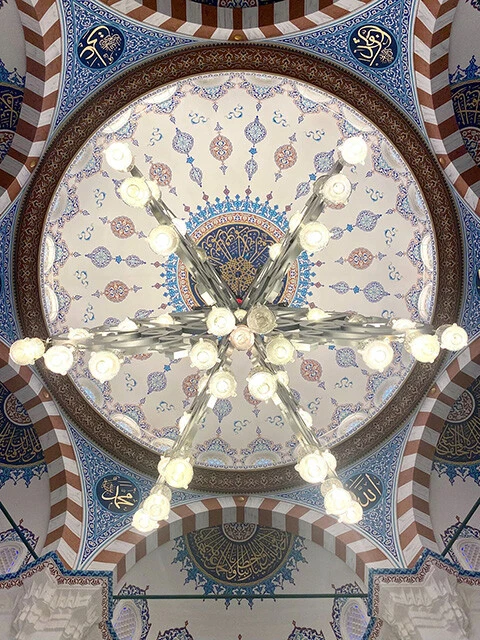 雪の結晶のようなデザインのシャンデリア