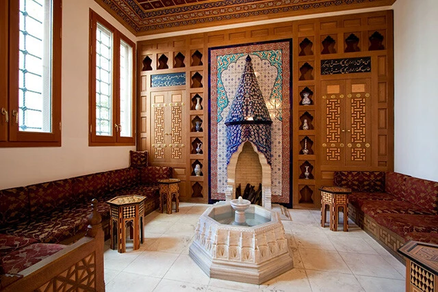 トルコ民家の応接間を再現した部屋
