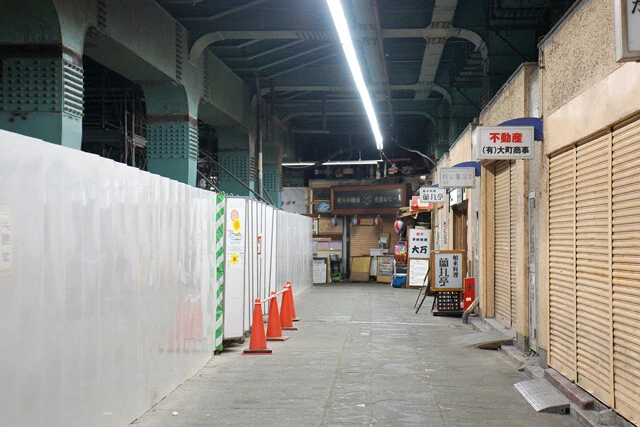 駅東側のガード下