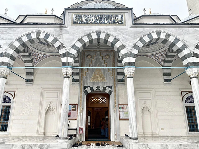 礼拝所の入り口はアーチ型