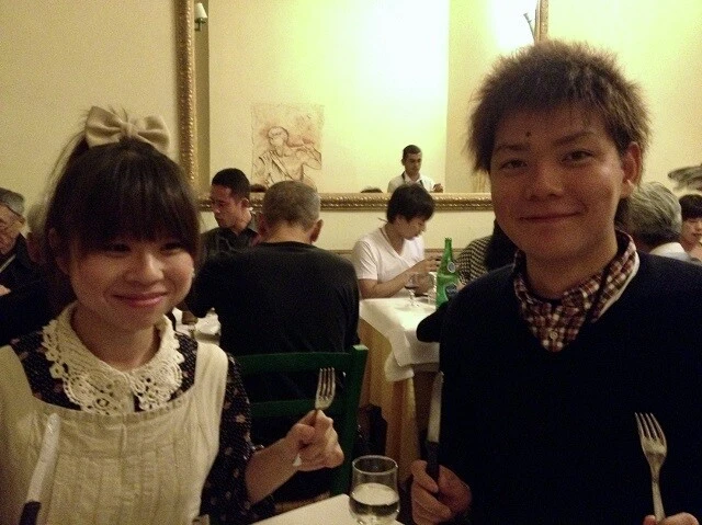 今は子どもが小さく以前とは同じようにいかないが、休みの日など時間があれば、奥さん（左）といろいろな店に食べに行って、自分なりの分析、研究をして、良いところは取り入れるようにしている。写真：佐藤氏提供