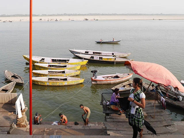 ガンジス川で沐浴する人々