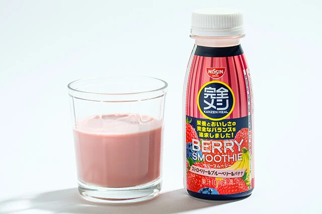 (33)完全メシ ベリースムージー(日清食品)298円/イチゴやブルーベリーのフルーツスムージー。「甘みは人工的だが、イチゴの風味がいい」(はんつ氏)