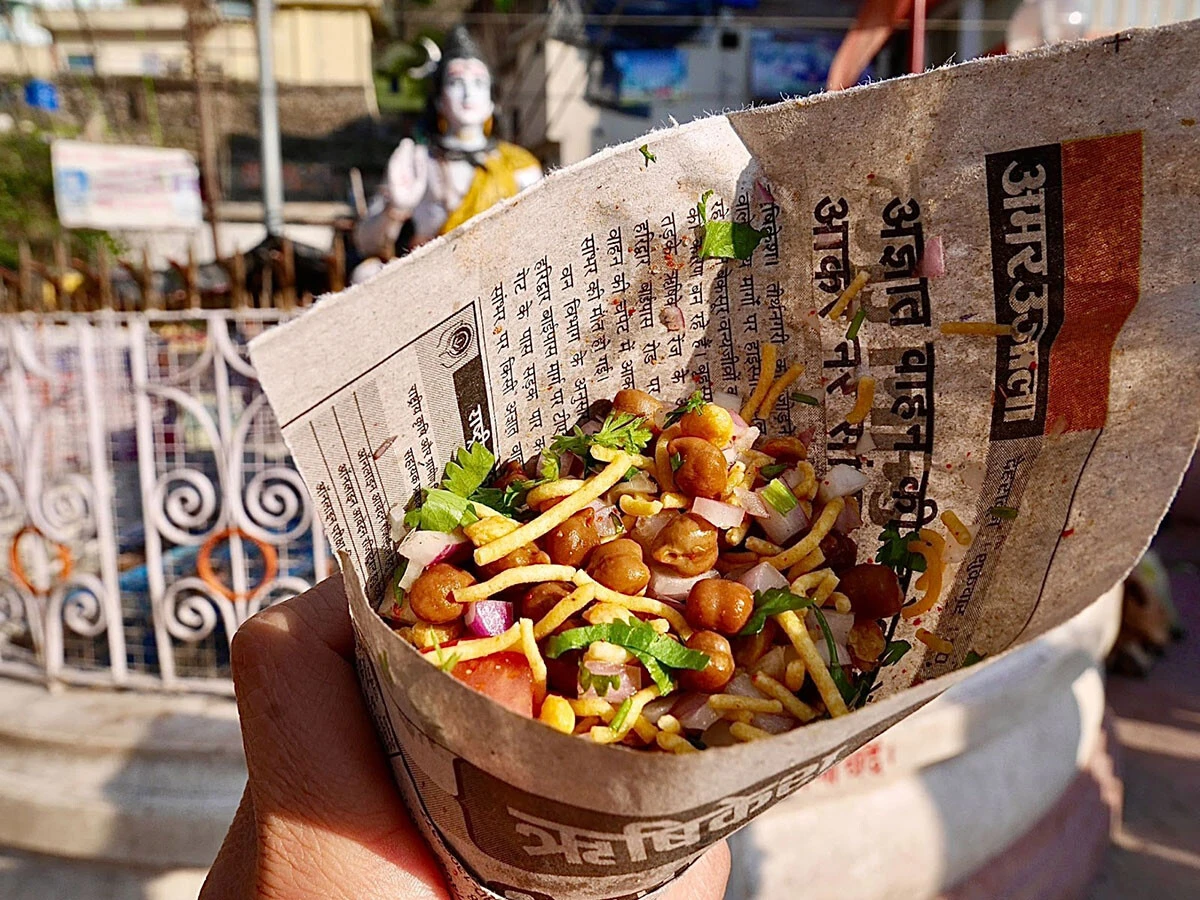 デーヴァナーガリー文字の新聞紙に巻かれたインドの軽食