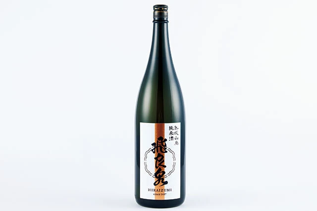 「飛良泉本舗（ひらいずみほんぽ）」［1487年創業／秋田県］ 秋田県の霊峰・鳥海山の麓で、空気中の乳酸菌や微生物の力を借りて酵母を育てる、昔ながらの山廃仕込みで現在も酒造りをしている東北最古の酒蔵。「飛びきり良い白い水」から「飛良泉」になった。【秋田県にかほ市平沢中町59／0184-35-2031】