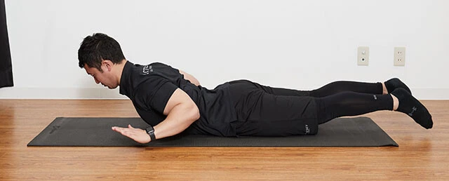 ③大きく円を描きながら肘を脇まで持ってくる