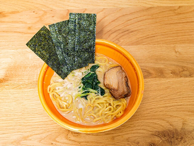 レンチン一発で食べられる手軽さが最大の魅力。クリーミーなスープは鶏油の香り、醤油のしょっぱさを抑え、食べやすさ重視。いわゆる"資本系家系"にあえて寄せている印象だ