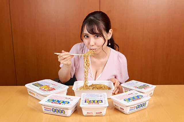 白石陽菜(しらいし・はるな)1993年生まれ。ペヤングは「超大盛やきそば」一択。とろけるチーズをのせてラップをかけて食べるのがデフォ。「オイスターソースをかけるとよりおいしくなる。フライパンで作ると弾力が増してコシのある生麺のようになるのでお試しください」。公式Twitter【@harunaaa048】公式Instagram【@haruna__408】