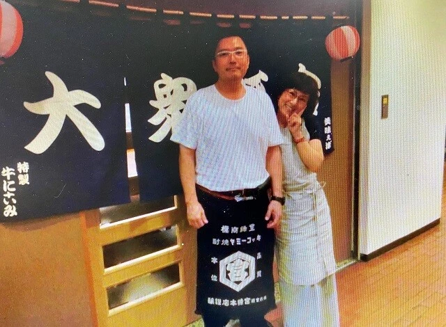 「美味ぇ津゛」を開業した頃の梅津さん（左）と恵美さん