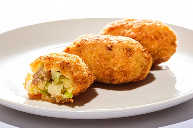 7位/宮「餃子カツ」5個(900円)兵庫県神戸市の「ギョーザ専門店イチロー」の名物メニューを商品化。衣からジュワッとあふれ出る肉汁は、ご飯やお酒とよく合う