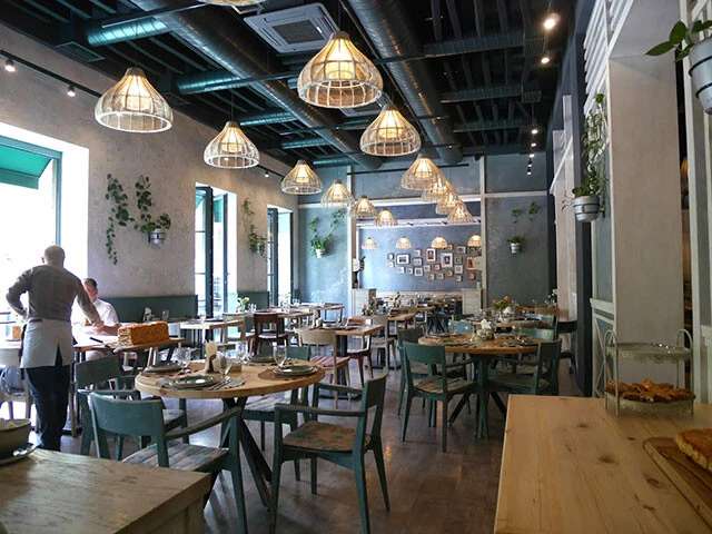 アルメニアの首都エレバンでオススメのオシャレレストラン「LAVASH」。2階席もあります