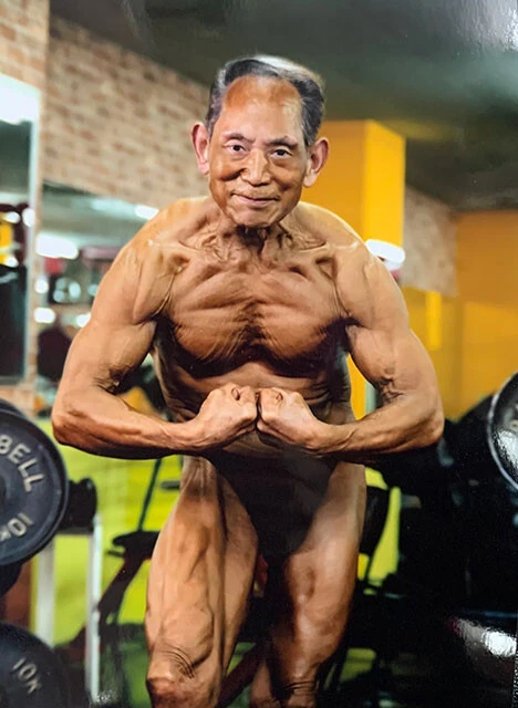 ボディビル日本一15回。80歳から世界マスターズボディビル選手権に6回出場し、最年長出場記録で国際ボディビル連盟（IFBB）から3個の金メダルを受賞